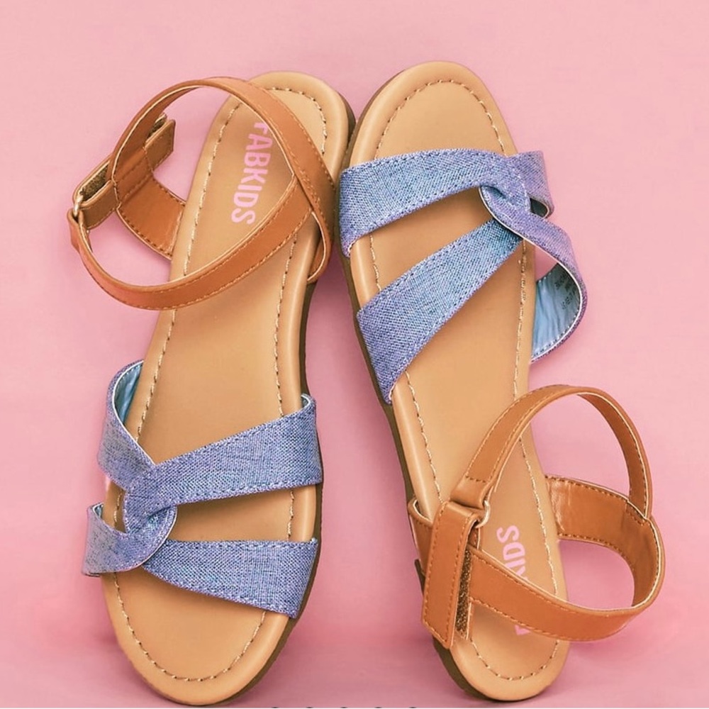 Girl’s Chambray Looped Sandals Size 5